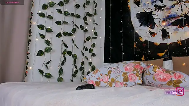 Snapshot of monikamelt chatting on May 25, 2026, 6:03 pm monikamelt online show from May 25, 2026, 6:03 pm
