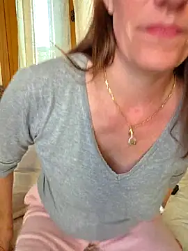 SpiceLea online show from November 18, 2025, 3:05 pm