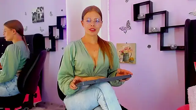 Snapshot of Laurablue chatting on December 14, 2024, 8:40 pm Laurablue online show from December 14, 2024, 8:40 pm