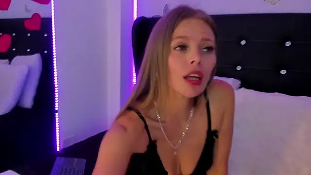 Snapshot of Laurablue chatting on February 25, 2025, 9:13 pm Laurablue online show from February 25, 2025, 9:13 pm