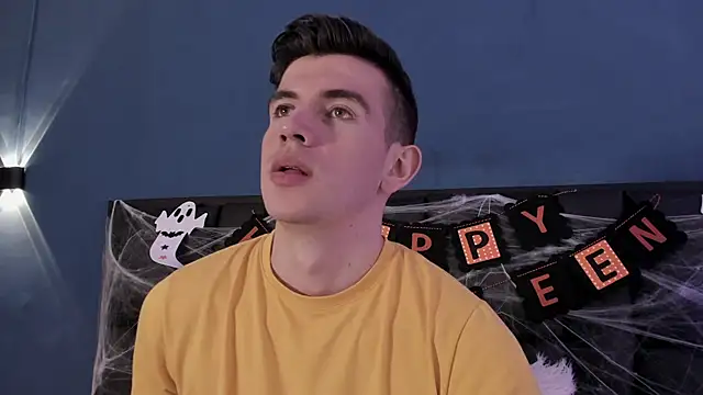 MikaelSlow online show from October 19, 2025, 4:35 am