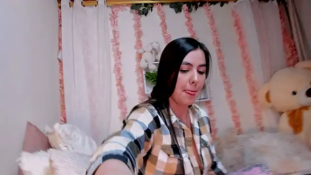 Idara and Edahi01 online show from November 9, 2025, 6:23 am