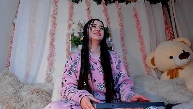 Idara and Edahi01 online show from November 14, 2025, 5:17 am