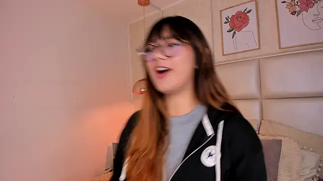 Aily Yozuko online show from December 17, 2025, 2:28 am