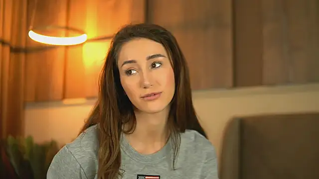 EmilyRaymont online show from March 6, 2025, 9:53 pm