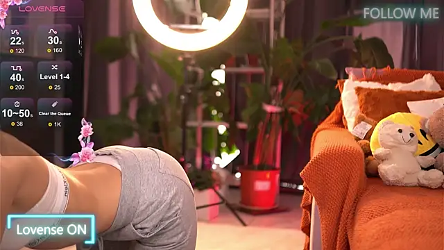 EmilyRaymont online show from November 24, 2025, 7:41 am