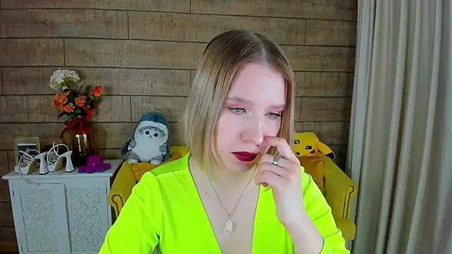 LiliLinn online show from February 26, 2025, 11:20 am