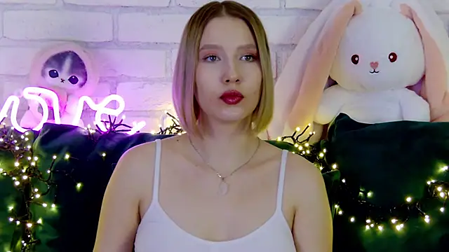 LiliLinn online show from March 4, 2025, 2:21 pm