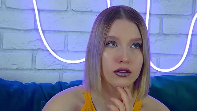 LiliLinn online show from March 21, 2025, 8:06 am