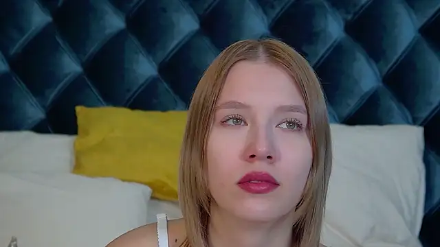 LiliLinn online show from September 15, 2025, 4:56 am