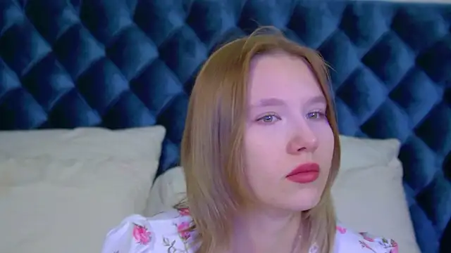 LiliLinn online show from October 22, 2025, 4:13 am