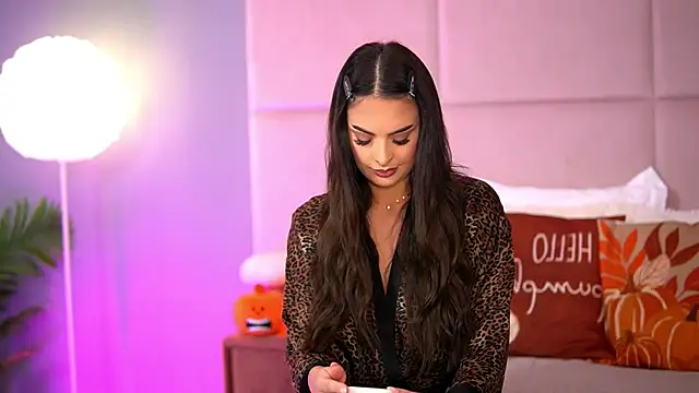 Snapshot of AlmaLuv chatting on October 19, 2025, 3:51 am AlmaLuv online show from October 19, 2025, 3:51 am