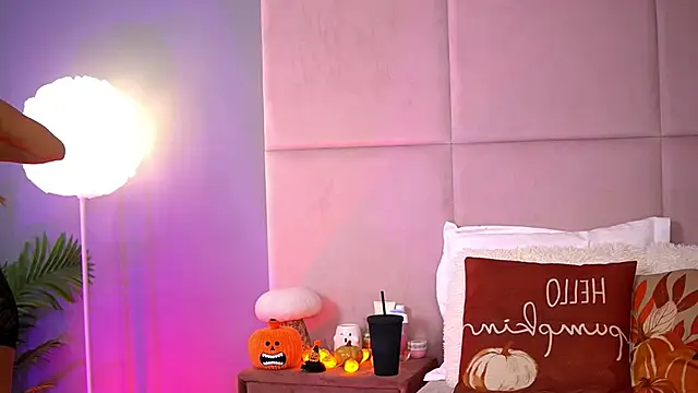 Snapshot of AlmaLuv chatting on October 21, 2025, 3:51 am AlmaLuv online show from October 21, 2025, 3:51 am