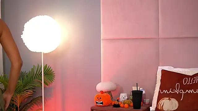 Snapshot of AlmaLuv chatting on November 21, 2025, 4:55 am AlmaLuv online show from November 21, 2025, 4:55 am