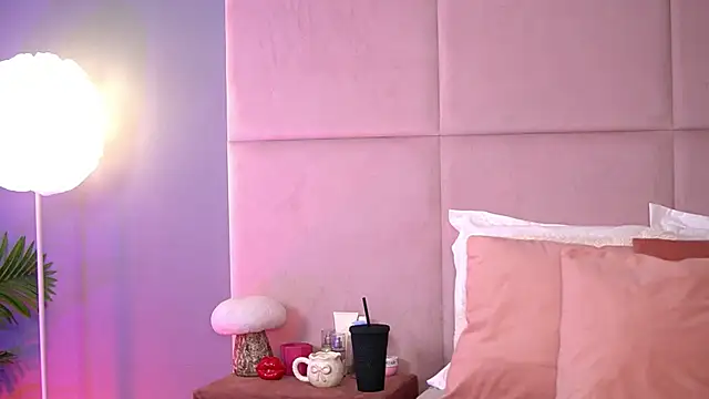 Snapshot of AlmaLuv chatting on December 1, 2025, 3:55 am AlmaLuv online show from December 1, 2025, 3:55 am