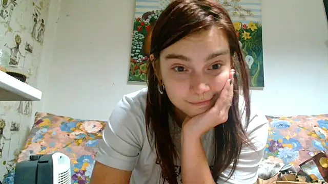 Snapshot of Sophie_Bell chatting on March 18, 2025, 5:31 pm Sophie Bell online show from March 18, 2025, 5:31 pm