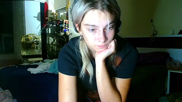 Snapshot of Sophie_Bell chatting on September 10, 2025, 4:51 pm Sophie Bell online show from September 10, 2025, 4:51 pm