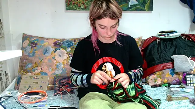 Snapshot of Sophie_Bell chatting on October 15, 2025, 5:35 pm Sophie Bell online show from October 15, 2025, 5:35 pm
