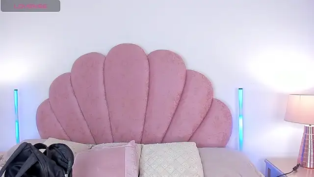 Nicole Paradise online show from February 9, 2026, 1:04 pm