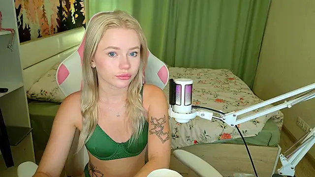 LexieLoree online show from September 23, 2025, 3:42 am