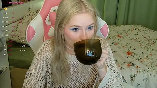 LexieLoree online show from October 6, 2025, 3:04 am