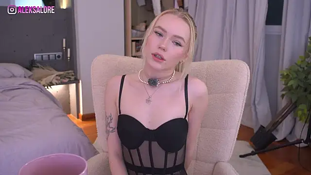 Snapshot of LexieLoree chatting on May 16, 2026, 3:03 am LexieLoree online show from May 16, 2026, 3:03 am