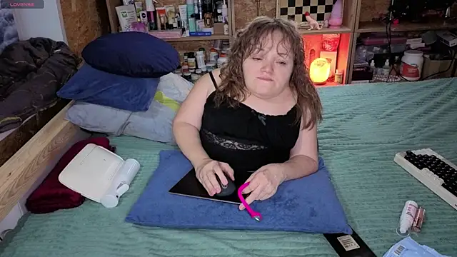 MiniNatalie online show from December 4, 2025, 1:42 pm