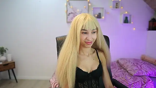 Amai  Liu online show from November 5, 2025, 6:52 pm