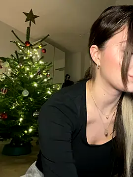 Mia-Minou online show from November 29, 2025, 3:15 pm