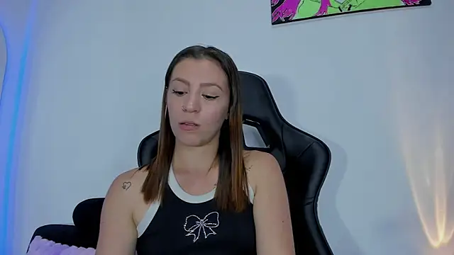 roxanne jones1 online show from June 5, 2026, 9:53 pm