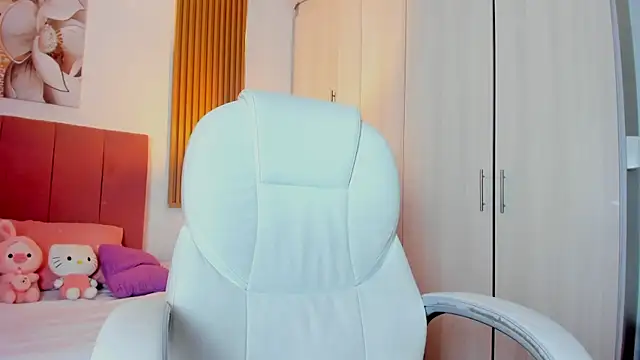 mia nevaeh online show from January 18, 2025, 7:37 pm