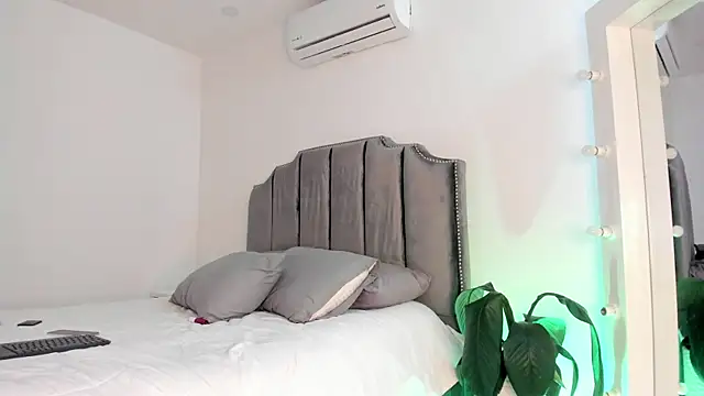 molly cams8 online show from January 20, 2025, 1:53 pm