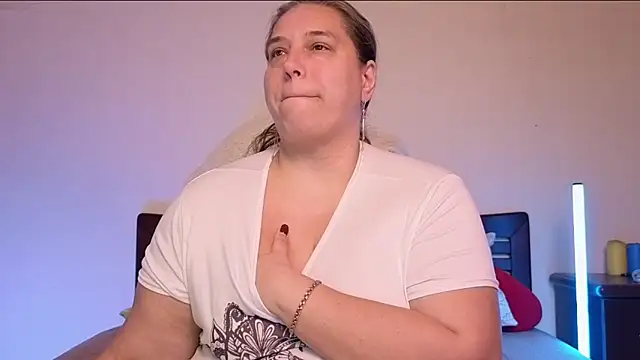 Snapshot of Niter chatting on October 28, 2025, 5:59 pm Niter online show from October 28, 2025, 5:59 pm