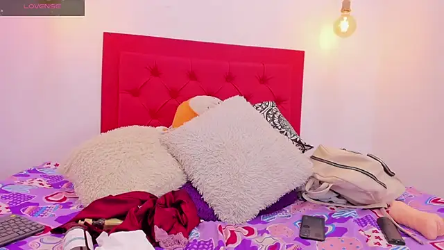 Mia thompson 19 online show from February 27, 2025, 7:37 pm