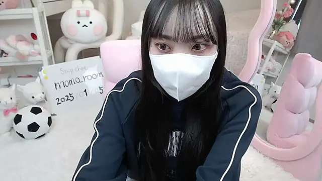 Snapshot of momo_room chatting on January 5, 2025, 4:04 am momo room online show from January 5, 2025, 4:04 am