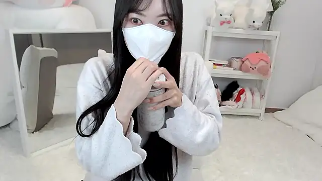 momo room online show from May 5, 2026, 4:20 am