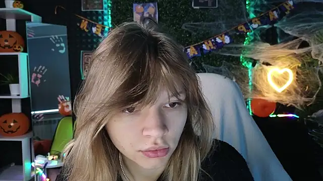 LitaBrom online show from October 21, 2025, 1:39 am