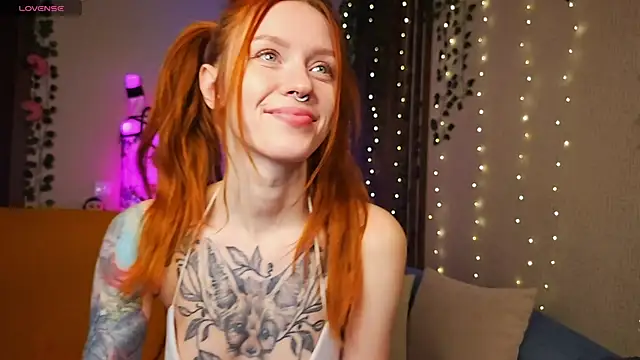 Snapshot of _SweetFox_ chatting on November 14, 2025, 2:32 am SweetFox online show from November 14, 2025, 2:32 am