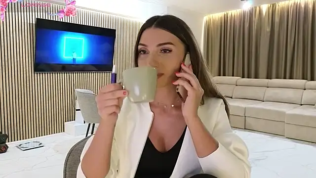 ReyaSophia online show from October 6, 2025, 7:44 pm