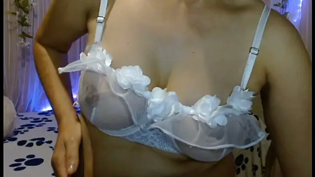 italagomez  online show from January 6, 2025, 11:42 pm