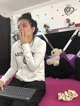 1lovelygirls online show from October 31, 2025, 12:17 pm