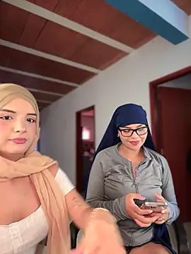 lalilamassu1 online show from November 4, 2025, 6:40 pm