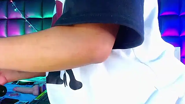 kuromi69 online show from January 8, 2025, 9:00 am