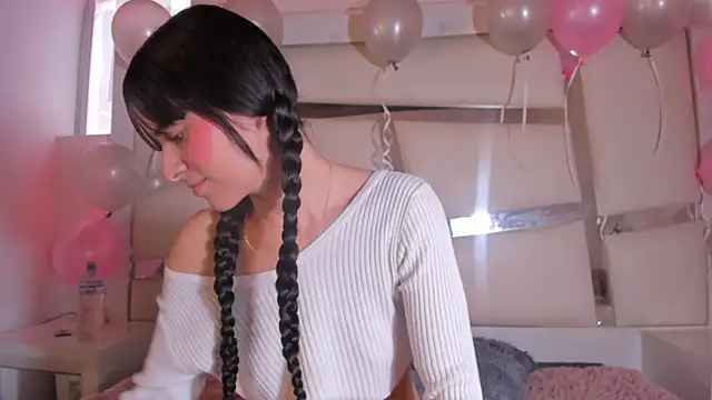 chrystal js online show from October 15, 2025, 1:55 pm