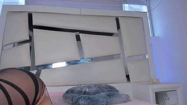 chrystal js online show from April 18, 2026, 1:04 pm