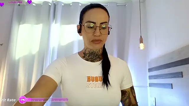 YasmimBrasil online show from December 17, 2025, 9:15 am