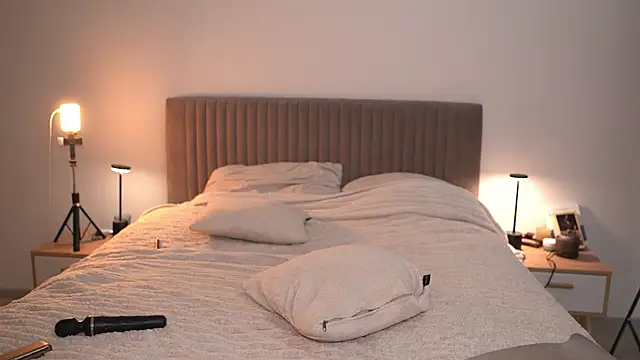 arielbell  online show from April 22, 2026, 10:06 am