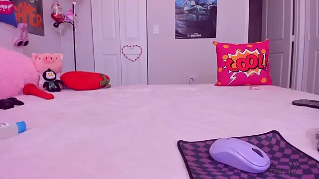 AngieDaniels1 online show from February 12, 2025, 12:44 pm