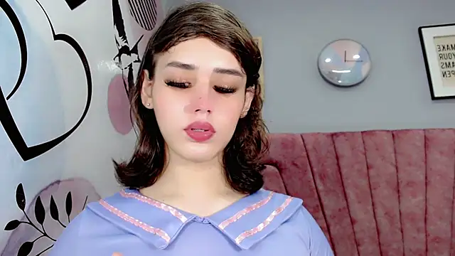 ValeriaAguilar online show from December 3, 2024, 5:01 pm
