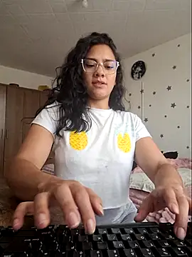 Thaliacooper  online show from December 4, 2025, 7:00 pm